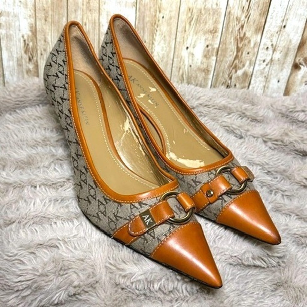 Anne Klein iFlex Monogram 9M Pointed Toe Kitten Heel Pumps Brown Tan Gold Buckle